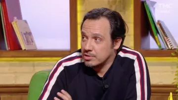 La sudadera azul marino con rayas usada por Alexandre Astier para el espectáculo Burger Quiz S02E18