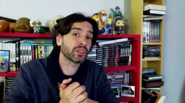 La figurine funko pop du Dr. Emmet Brown dans la vidéo youtube de Kriss Papillon Différences entre hommes et femmes