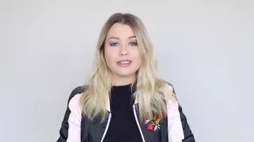 La veste bomber à broderie oiseau de Enjoy Phoenix sur sa chaîne Youtube
