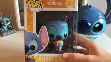 La figura funko pop Aloha Stitch en el video de youtube My Collection Of Disney FunkoPop Figurine de La Caprichieuse