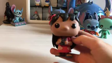 La estatuilla funko pop de Lilo en el video de youtube My Disney FunkoPop Figurine Collection of La Caprichieuse