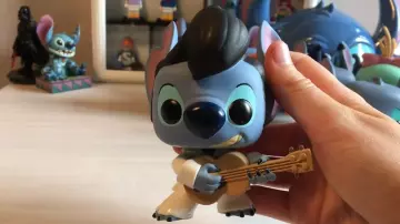 La estatuilla funko pop de Elvis Stitch en el video de youtube My Disney FunkoPop Figurine Collection of La Caprichieuse