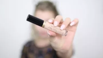 The Concealer Born This Way Concealer TOO FACED to Enjoy Phoenix in her video Look festive 2017