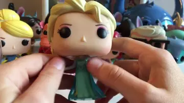 La funko pop d'Elsa la reine des neige dans la video youtube Ma Collection De Figurine FunkoPop Disney de La Caprichieuse