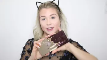 The Palette of eyeshadows TOO FACED Chocolate Gold Enjoy Phoenix in her video Look festive 2017