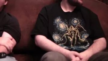 Camiseta de la Noche de Cthulhu vista en Tron the Legacy - 50/50 (reseña) (Linksthesun)