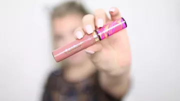 The red lip gloss Tarteist Pie Enjoy Phoenix in her video Look festive 2017