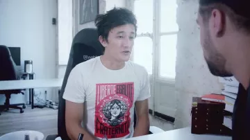 Le t-shirt dessiné par Shepard Fairey "Liberté Egalité Fraternité" porté par Jigmé dans L'âge adulte