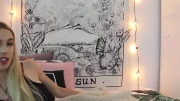 The tapestry tarot card "the sun" of Kalyn Nicholson in his video "Summer Try-On Haul | Clothes, Decor + Books"