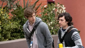 The pink shirt of Richard Hendriks (Thomas Middleditch) in Silicon Valley S01E01