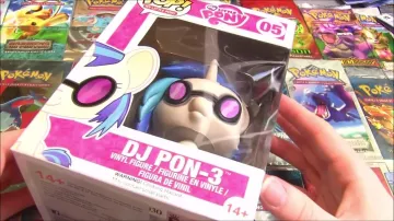 The figurine funko pop My Little Pony DJ Pon-3 in the youtube video My Collection of POP My Little Pony ! of MissJirachi