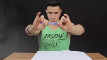 Tibo InShape's Huge & Dry Green Tank top en su video "¡¡Este libro es escandaloso!!"