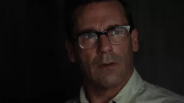 Glasses of view of Laramie Seymour Sullivan (Jon Hamm) in a Dirty time at the hotel El Royal