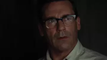 Les lunettes de vue de Laramie Seymour Sullivan (Jon Hamm) dans Sale temps à l'hôtel El Royale