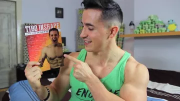 El enorme y seco libro de Tibo InShape en su video "¡¡Este libro es escandaloso!!"