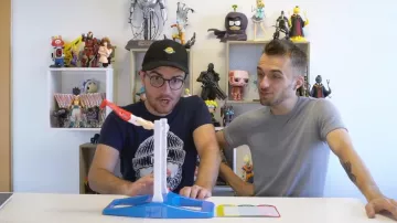 Le jeu Fantastic Gymnastics de Hasbro dans la vidéo "Cet objet nous a rendus fous" de Squeezie avec Amixem
