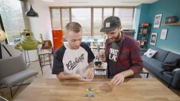 Les osselets Original Jojo's dans la vidéo commune de Squeezie et Cyprien (Bigorneaux & Coquillages)