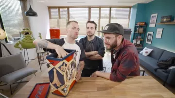 Le jeu de Kapla dans la vi­déo com­mune de Squee­zie et Cy­prien (Bi­gor­neaux & Co­quillages)