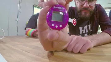 Le Tamagotchi violet dans la vi­déo com­mune de Squee­zie et Cy­prien (Bi­gor­neaux & Co­quillages)