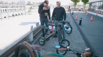 Le scooter électrique Lehe K1 dans la vi­déo com­mune de Squee­zie et Cy­prien (Bi­gor­neaux & Co­quillages)