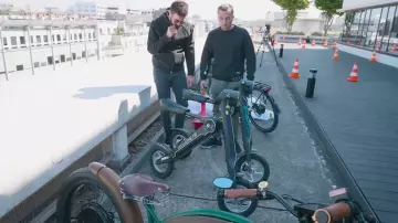 Le scooter électrique Lehe K1 dans la vi­déo com­mune de Squee­zie et Cy­prien (Bi­gor­neaux & Co­quillages)