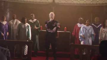 Le sweat à ca­puche Sandro bro­de­ries pois­sons de Vald dans son clip Deviens génial