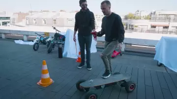 Le skate électrique Evo spirit dans la vi­déo com­mune de Squee­zie et Cy­prien (Bi­gor­neaux & Co­quillages)
