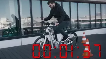 Le Linde H2 Bike fonctionnant à l’hydrogène dans la vi­déo com­mune de Squee­zie et Cy­prien (Bi­gor­neaux & Co­quillages)