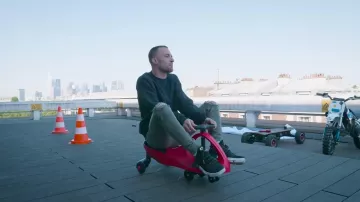 La Totomobile rouge dans la vi­déo com­mune de Squee­zie et Cy­prien (Bi­gor­neaux & Co­quillages)