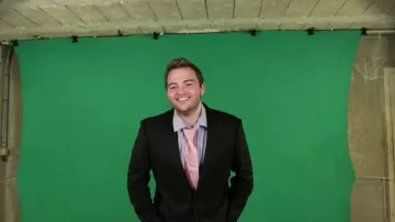 Hombre de camisa púrpura claro visto en No pero viste lo que escuchas 16 - Blooper (Linksthesun)