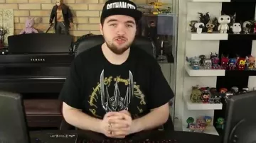 T-shirt The Dark Lord of Middle Earth seen in Still Standing - Renaud (critical) (Linksthesun)