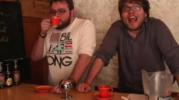 Azucarero de acero inoxidable visto en Toujours Debout - Renaud (revisión) (Linksthesun)