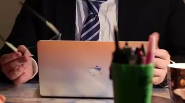 Laptop Apple Macbook seen in Still Standing - Renaud (critical) (Linksthesun)