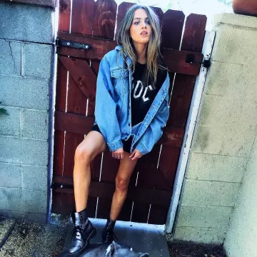 Le t-shirt noir AC/DC vu sur le compte Instagram de Anne Winters