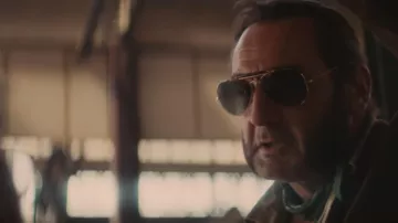 La paire de lunettes de soleil Ray-Ban Outdoorsman portée par Serge (Gilles Lellouche) dans L'amour est une fête