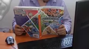 Guía oficial de Pokédex: Volumen 2 (Versión 2 en blanco y negro) visto en Bella - Master Gims (revisión) (Linksthesun)