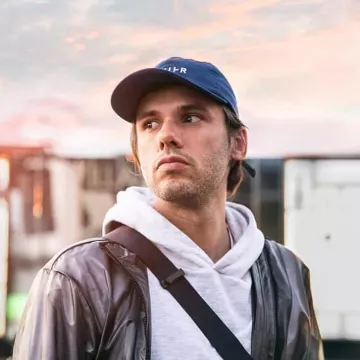 La casquette bleue Avnier portée par Orelsan sur son compte Instagram