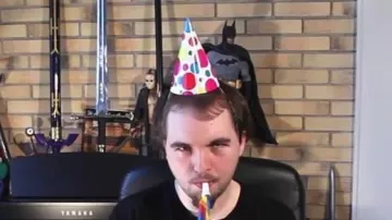 Sombrero de fiesta de cartón visto en All Life - The Fools (reseña) (Linksthesun)