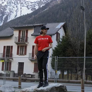 Le t-shirt rouge Avnier porté par Orelsan sur son compte Instagram