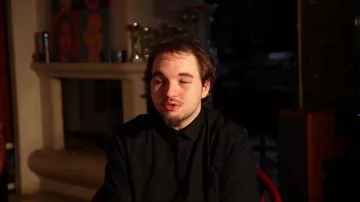 Camisa negra con hombre de manga corta visto en All life - the Fools (crítica) (Linksthesun)