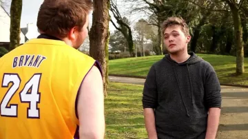 Sudadera con capucha gris vista en All Life - The Fools (crítica) (Linksthesun)