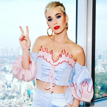 The top Vivetta "flame" worn by Katy Perry in Tokyo on his account Instagram