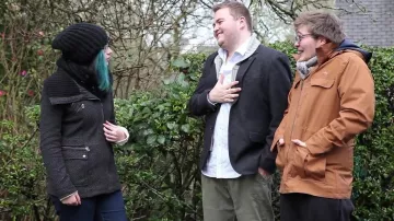 Gorra negra a rayas vista en Disney Songs (crítica) (Linksthesun)