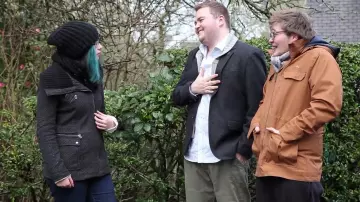 Gorra negra a rayas vista en Disney Songs (crítica) (Linksthesun)