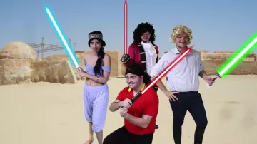 Peluca rizada negra vista larga en Disney Songs (crítica) (Linksthesun)