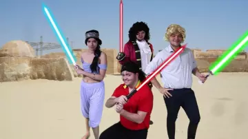 Peluca rizada negra vista larga en Disney Songs (crítica) (Linksthesun)