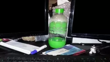 Bouteille sodastream verte vue dans Point Culture : les Serial Killers (Linksthesun)