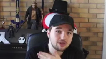 Sombrero de copa negro visto en Magic in the air - Magic System (revisión) (Linksthesun)