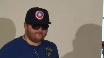 Gorra del Escudo del Capitán América Negro vista en Magic in the air - Magic System (revisión) (Linksthesun)