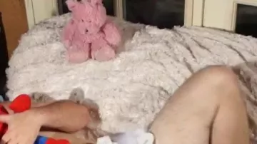 Oso de peluche rosa visto en Magic in the air - Magic System (revisión) (Linksthesun)